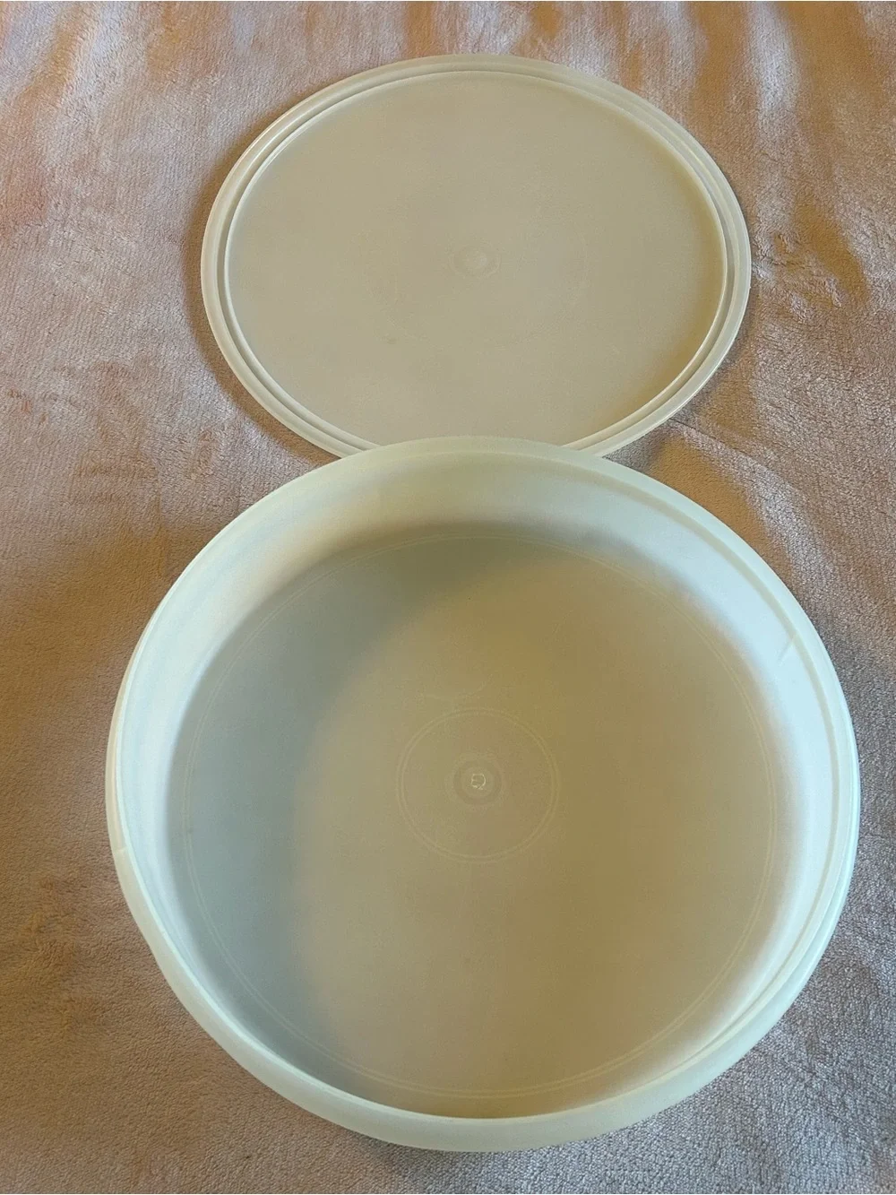 Tupperware vintage round pie cupcake cookie keeper carrier w/ snap lid USA made